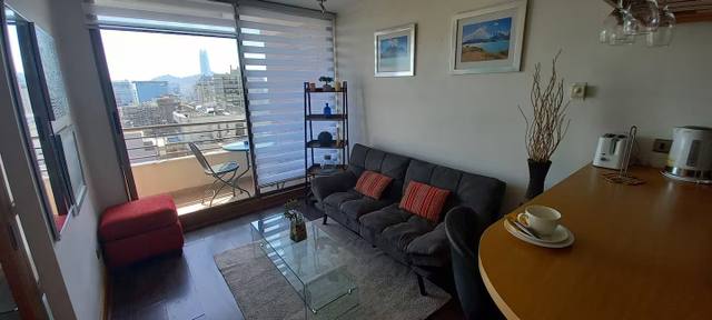 Sala luminosa com acesso à varanda e vista para a cidade
