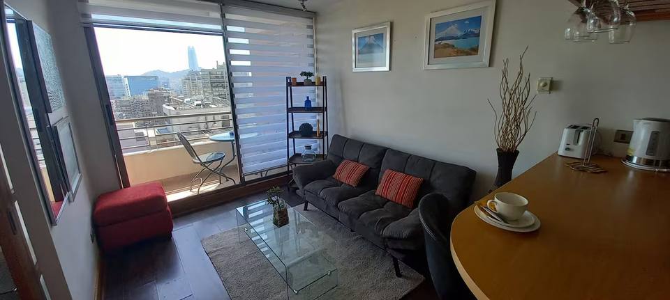 Sala luminosa com acesso à varanda e vista para a cidade