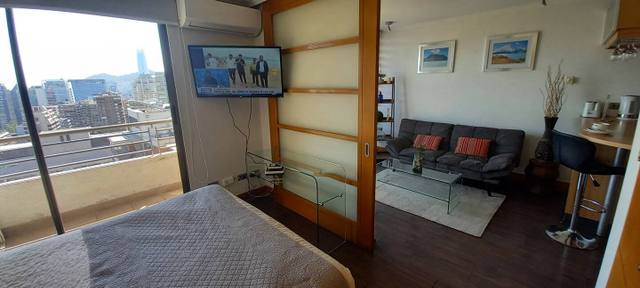 Quarto integrado na sala com porta de correr