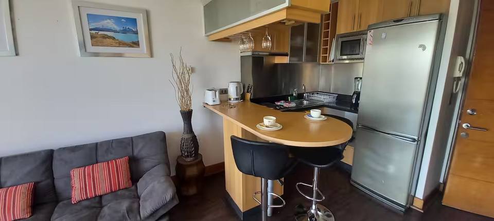 Cozinha equipada com balcão de pequeno-almoço