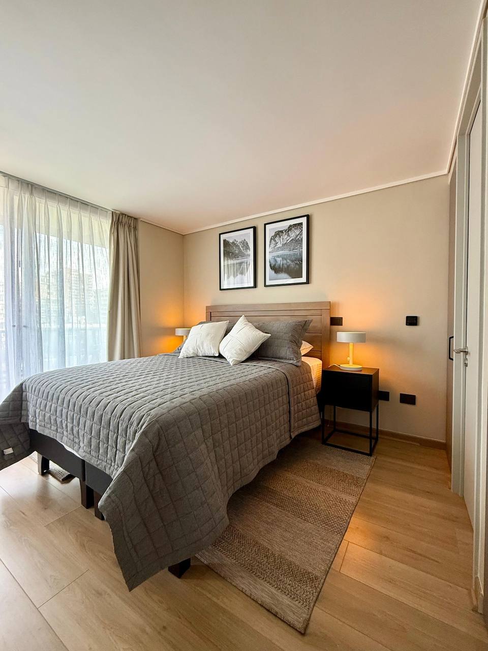 Quarto principal com cama de casal e design acolhedor