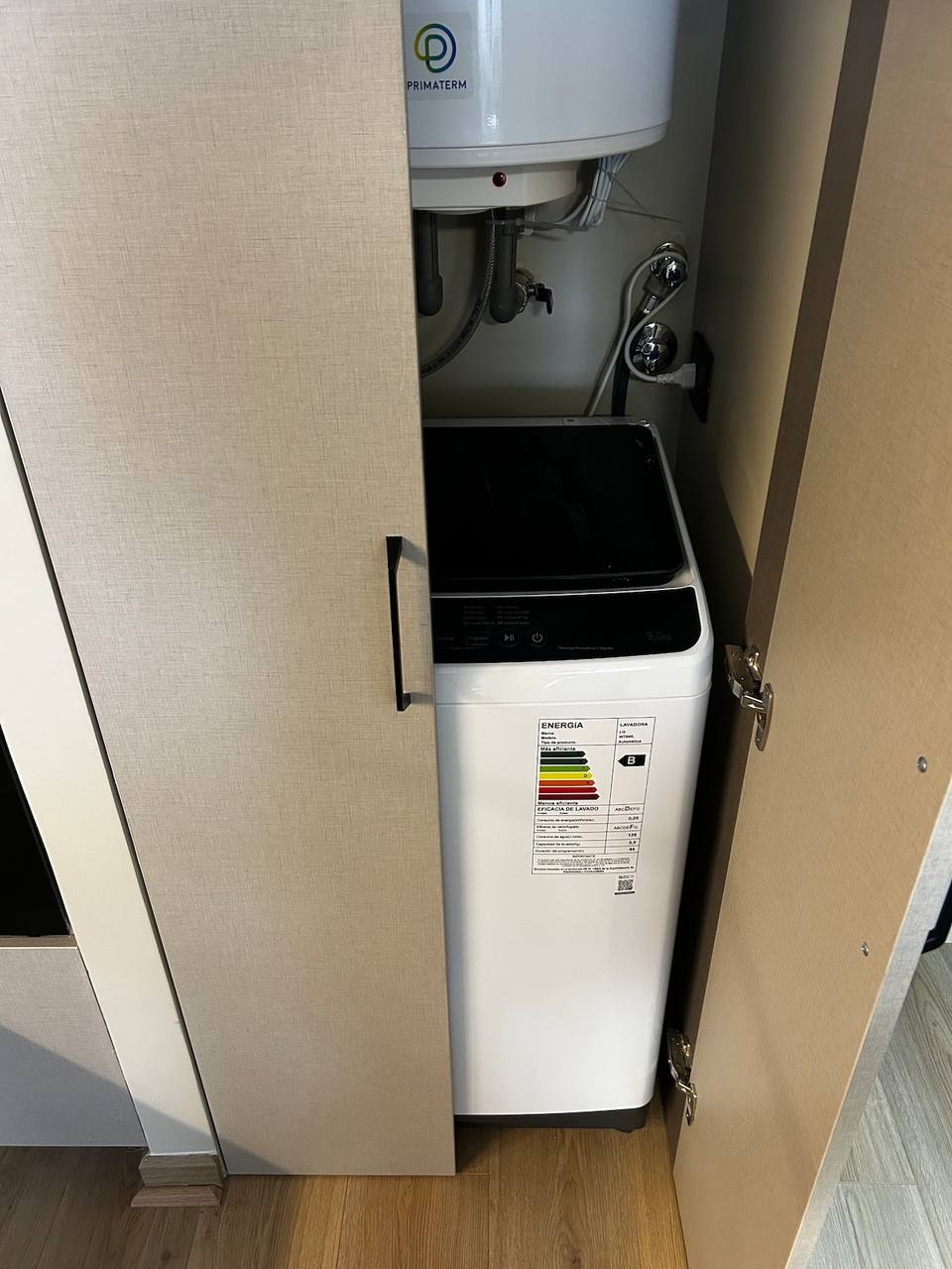 Máquina de lavar roupa privada disponível no apartamento