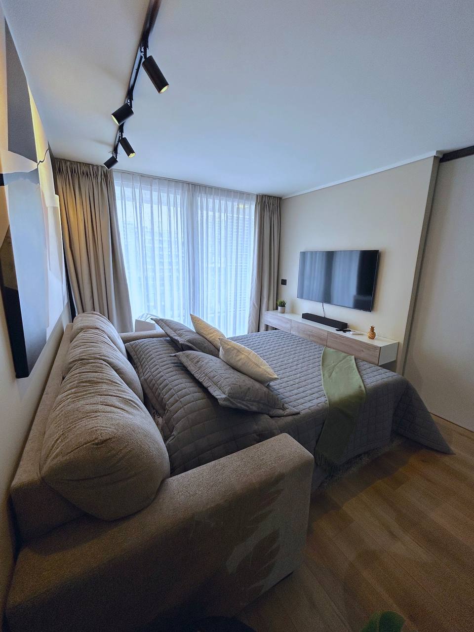 Sofá-cama na sala para maior versatilidade